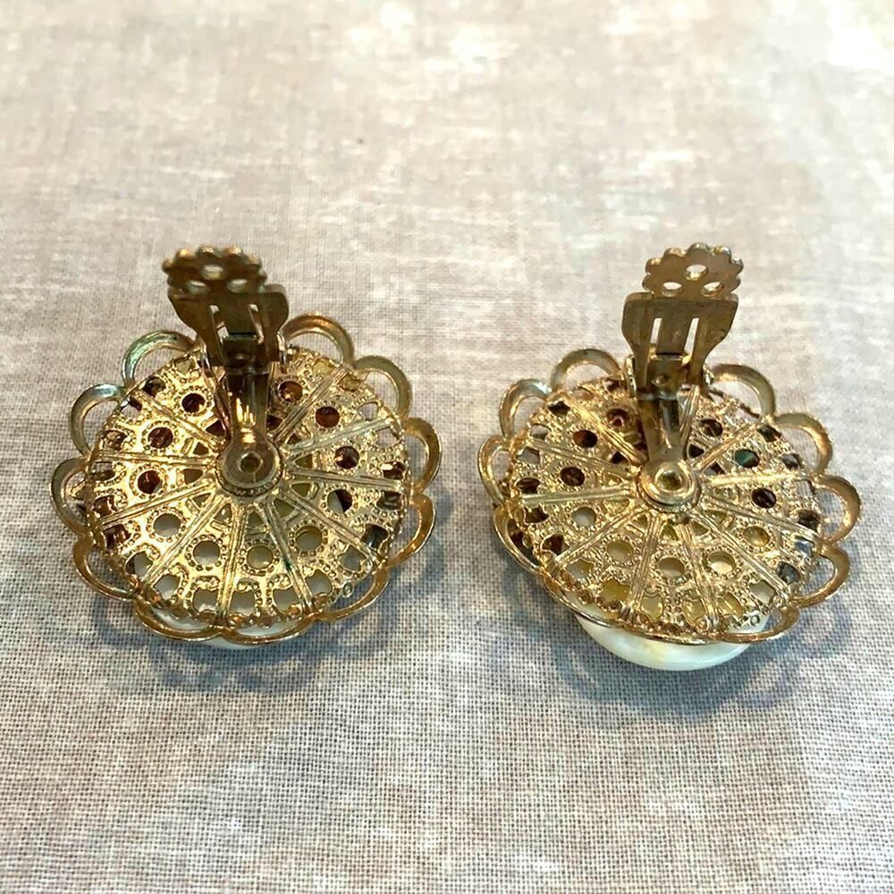 Gorgeous Mother of Pearl earrings, Vintage clip on - Picture 2 of 2
